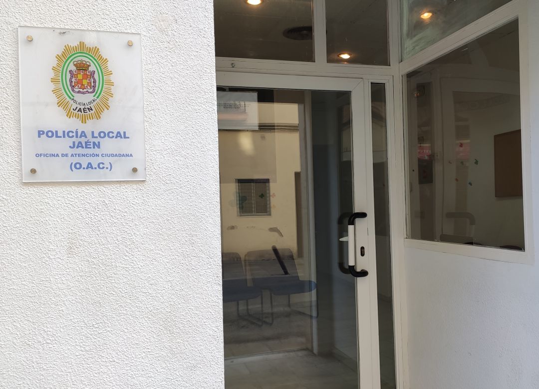 Acceso a la microcomisaría de la calle Martínez Molina. Acceso a la microcomisaría de la calle Martínez Molina.