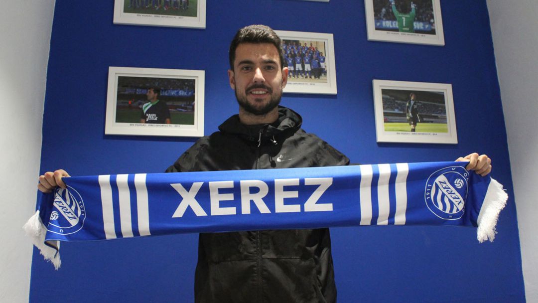 Mika posando con la bufanda del Xerez DFC Mika posando con la bufanda del Xerez DFC