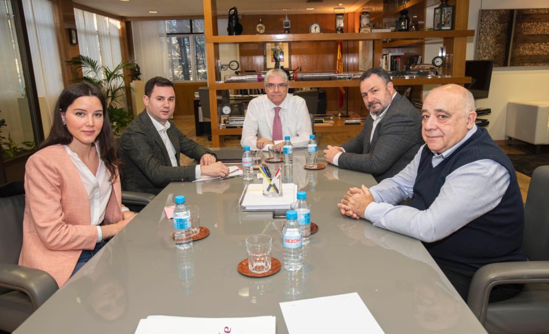 Reunión entre los diputados socialistas, Javier Cendón y Andrea Fernández y el presidente de la Diputación, Eduardo Morán con el presidente de Renfe en Madrid Reunión entre los diputados socialistas, Javier Cendón y Andrea Fernández y el presidente de la Diputación, Eduardo Morán con el presidente de Renfe en Madrid