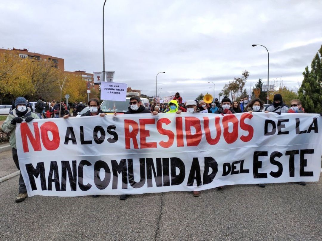 Imagen de una de las manifestaciones vecinales contra la llegada de más residuos a Valdemingómez. Imagen de una de las manifestaciones vecinales contra la llegada de más residuos a Valdemingómez.