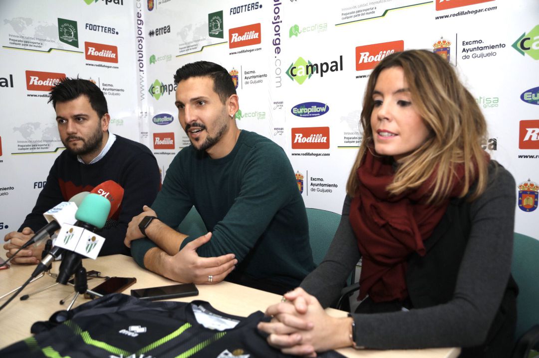 Carlos Molina, junto a Jorge González y Natalia González. Carlos Molina, junto a Jorge González y Natalia González.
