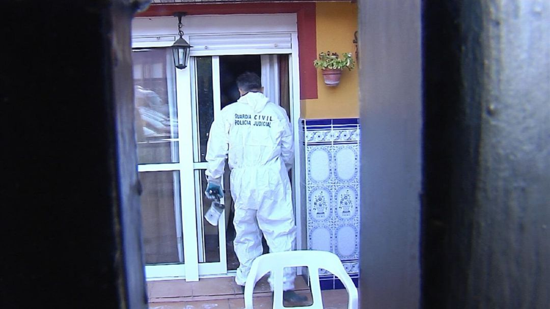 El hombre que rescató a la mujer de Castilleja: "No lo pensé. Salté y aparté al marido que atrancaba la puerta" El hombre que rescató a la mujer de Castilleja: "No lo pensé. Salté y aparté al marido que atrancaba la puerta"