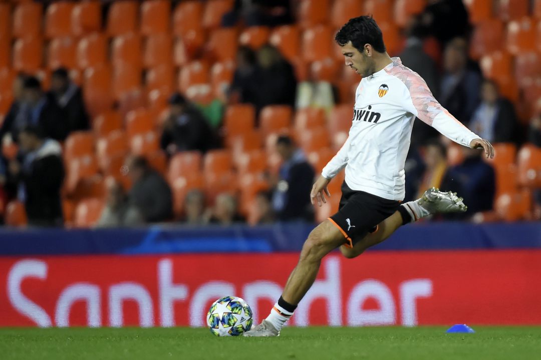 Dani Parejo golpea el balón en el calentamiento previo a un partido Dani Parejo golpea el balón en el calentamiento previo a un partido