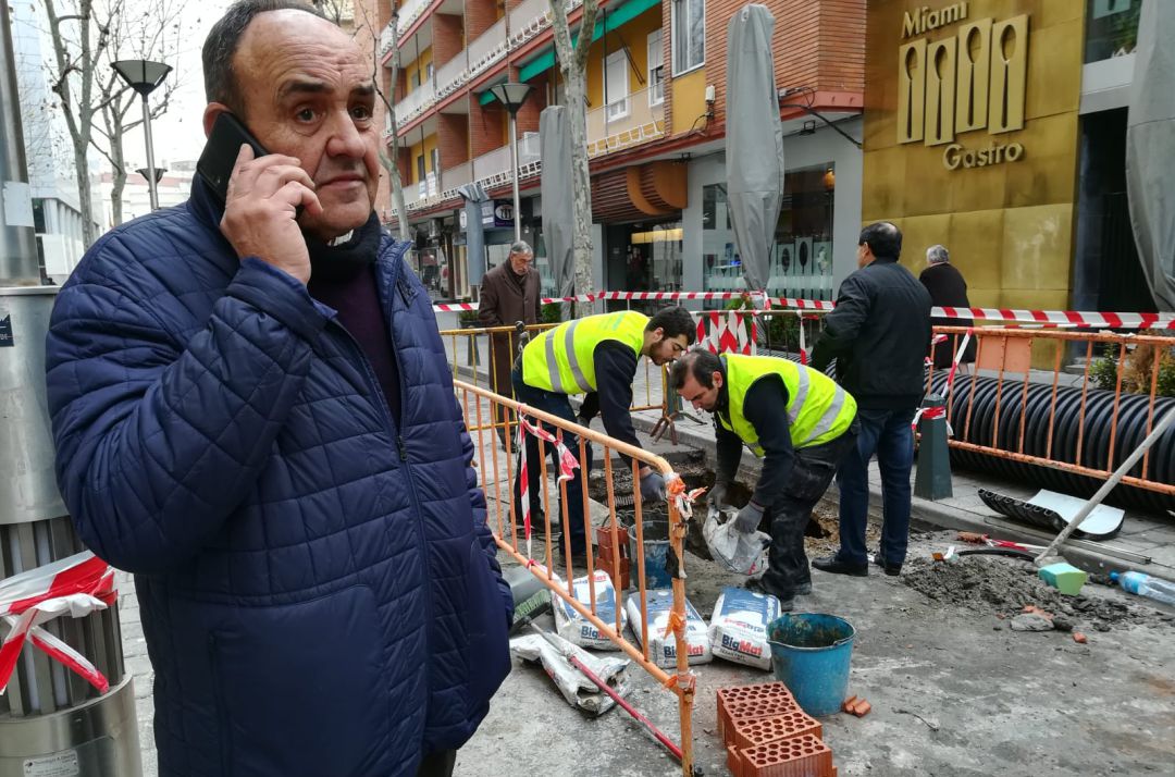 Eusebio García del Castillo, presidente de uno de los bloques de vivienda afectados por la avería en el alcantarillado, en pleno centro de la ciudad Eusebio García del Castillo, presidente de uno de los bloques de vivienda afectados por la avería en el alcantarillado, en pleno centro de la ciudad