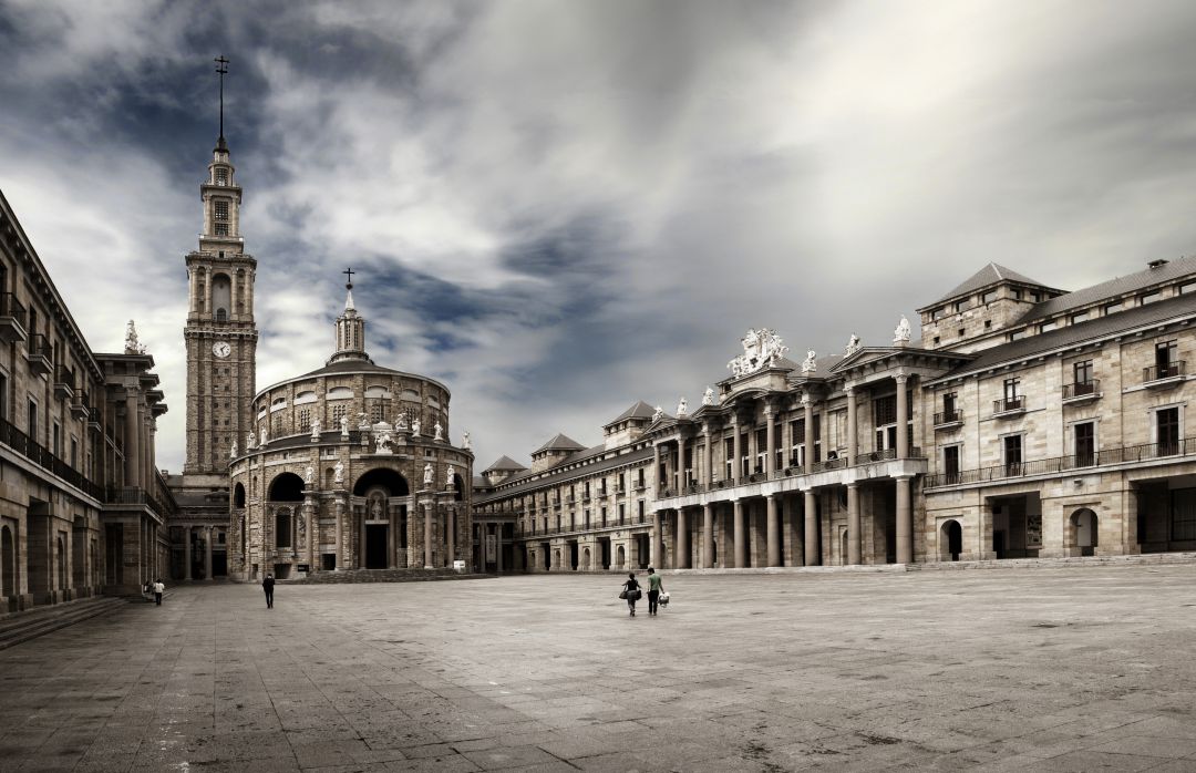 Patio interior de la Universidad laboral con la Iglesia y la torre al fondo Patio interior de la Universidad laboral con la Iglesia y la torre al fondo
