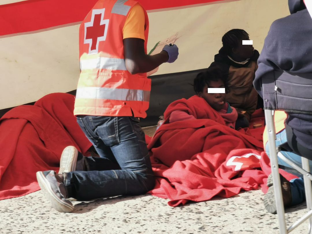 Dos de los menores rescatados atendidos por Cruz Roja en Arrecife. Dos de los menores rescatados atendidos por Cruz Roja en Arrecife.