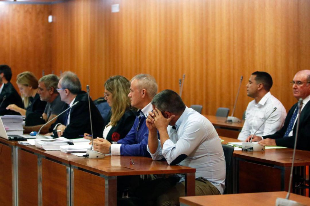 Acusados y sus abogados durante el juicio por el asesinato de Lucía Garrido Acusados y sus abogados durante el juicio por el asesinato de Lucía Garrido