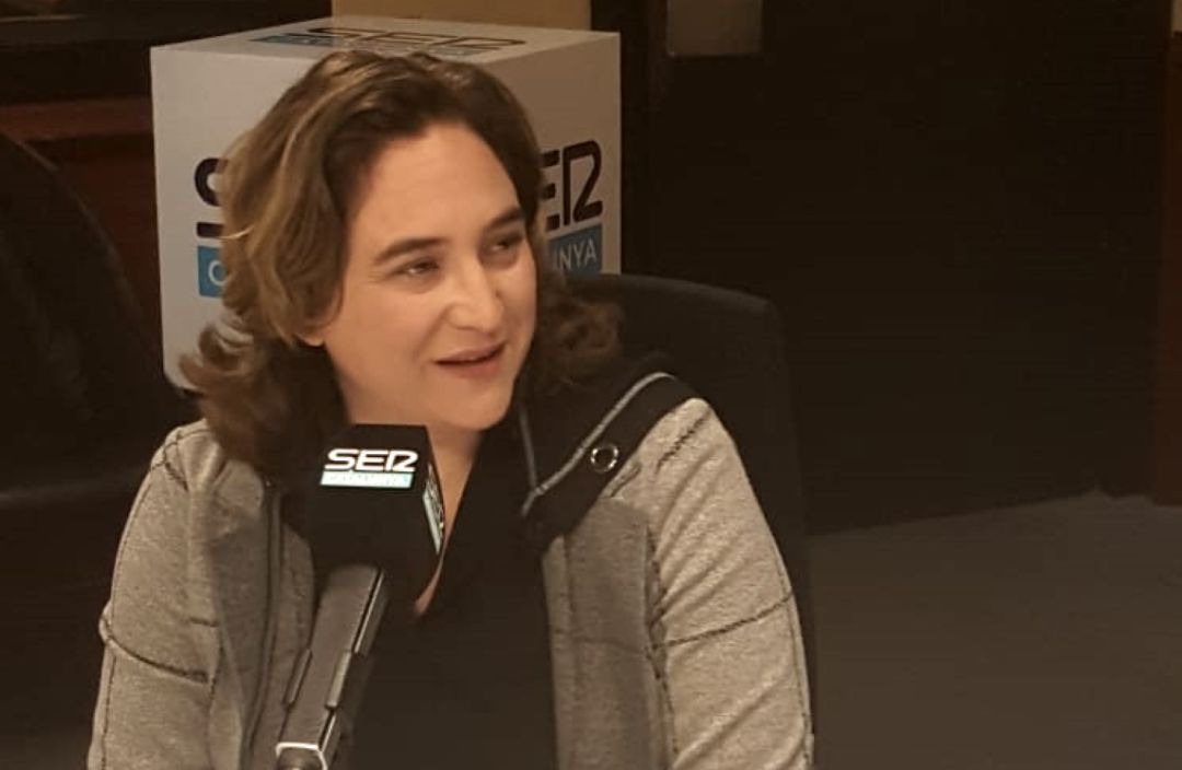Ada Colau, en los estudios de Radio Barcelona Ada Colau, en los estudios de Radio Barcelona