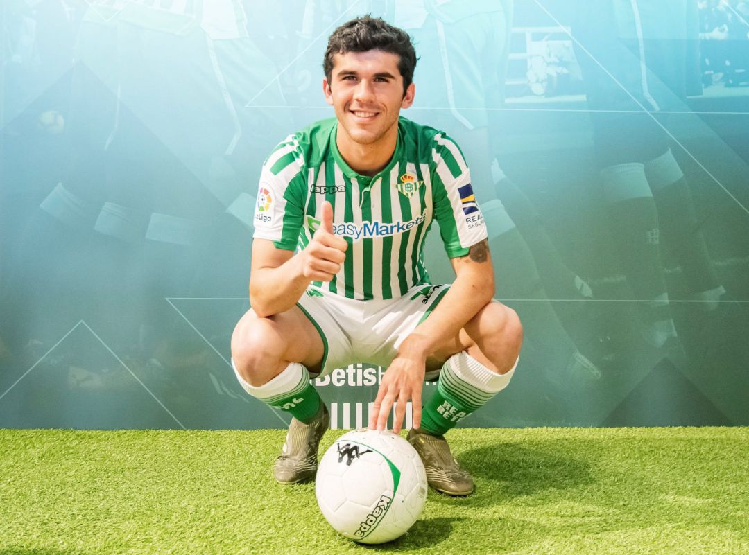 Carles Aleñá, con su nueva camiseta del Real Betis. Carles Aleñá, con su nueva camiseta del Real Betis.