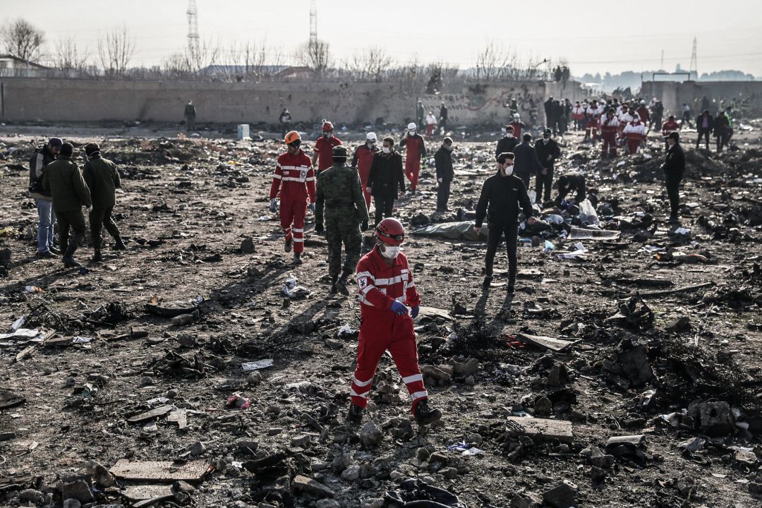 Personales de rescate sobre la zona en la que impactó el avión ucraniano en el que viajaban 176 personas, siniestrado de Irán. Personales de rescate sobre la zona en la que impactó el avión ucraniano en el que viajaban 176 personas, siniestrado de Irán.