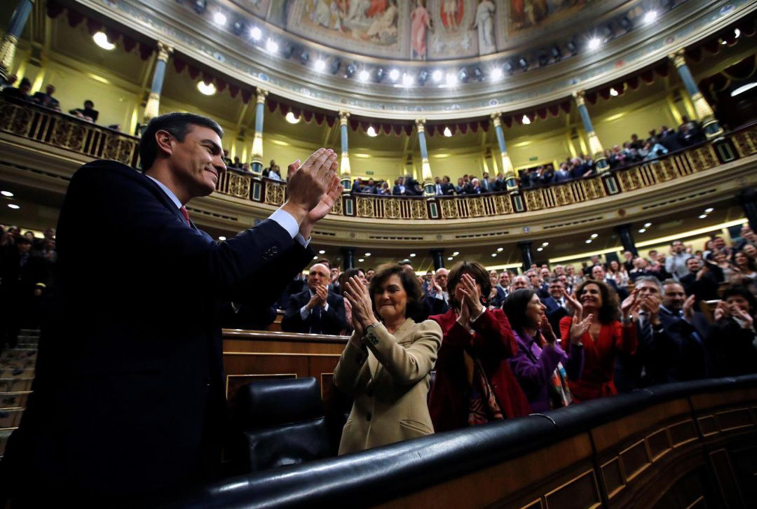 El candidato socialista Pedro Sánchez, que logró este martes la confianza del Congreso para un nuevo mandato como presidente del Gobierno, al lograr una estrecha mayoría de 167 votos a favor, 165 en contra y 18 abstenciones, aplaudido en el hemiciclo. El candidato socialista Pedro Sánchez, que logró este martes la confianza del Congreso para un nuevo mandato como presidente del Gobierno, al lograr una estrecha mayoría de 167 votos a favor, 165 en contra y 18 abstenciones, aplaudido en el hemiciclo.