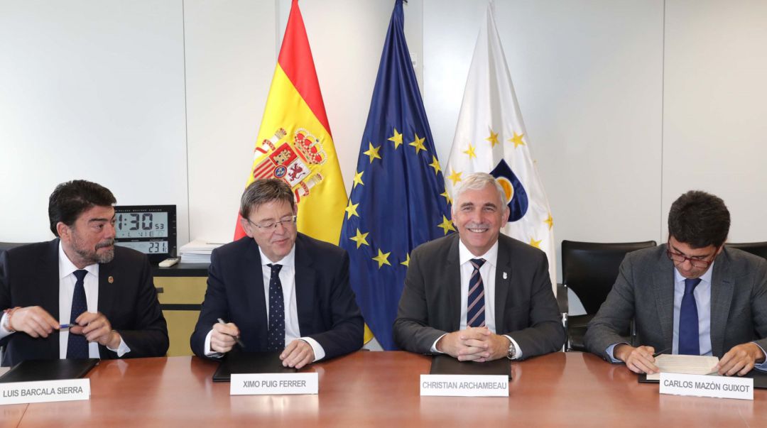 El alcalde, Luis Barcala, (i) el president Ximo Puig, el director ejecutivo de la EUIPO, Christian Archambeau y Carlos Mazón, presidente de la Diputación, (d) en la firma del preacuerdo para la adecuación del entorno de Aguamarga. El alcalde, Luis Barcala, (i) el president Ximo Puig, el director ejecutivo de la EUIPO, Christian Archambeau y Carlos Mazón, presidente de la Diputación, (d) en la firma del preacuerdo para la adecuación del entorno de Aguamarga.