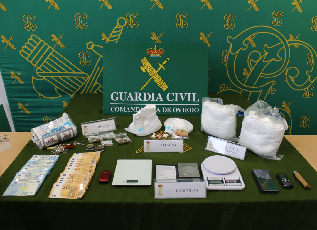 La Guardia Civil se ha incautado de un kilo de cocaína y 2.000 euros en efectivo. La Guardia Civil se ha incautado de un kilo de cocaína y 2.000 euros en efectivo.