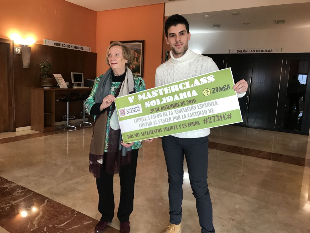 La presidenta de la AECC y el alcalde de Cacabelos La presidenta de la AECC y el alcalde de Cacabelos