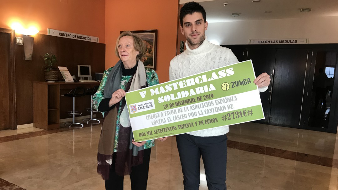Cacabelos entrega 2.731 euros para la investigación contra el cáncer