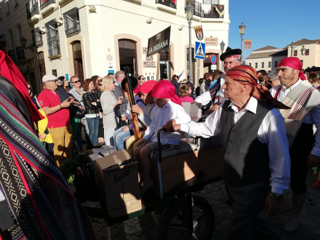 Vecinos de La Indiana durante el pasacalles de Ronda Romántica Vecinos de La Indiana durante el pasacalles de Ronda Romántica