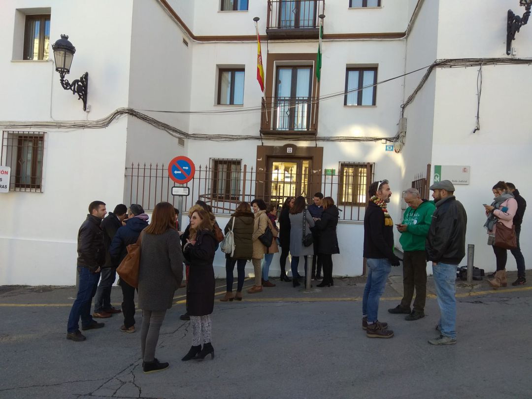 Docentes y sindicatos a las puertas del juzgado de Baena. Docentes y sindicatos a las puertas del juzgado de Baena.