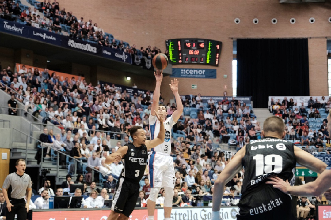 Fletcher Magee, lanzando un triple en el partido ante Bilbao Basket Fletcher Magee, lanzando un triple en el partido ante Bilbao Basket