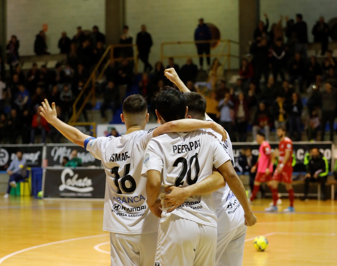 Los jugadores del Santiago celebran un gol de Peerapat ante el Noia Los jugadores del Santiago celebran un gol de Peerapat ante el Noia