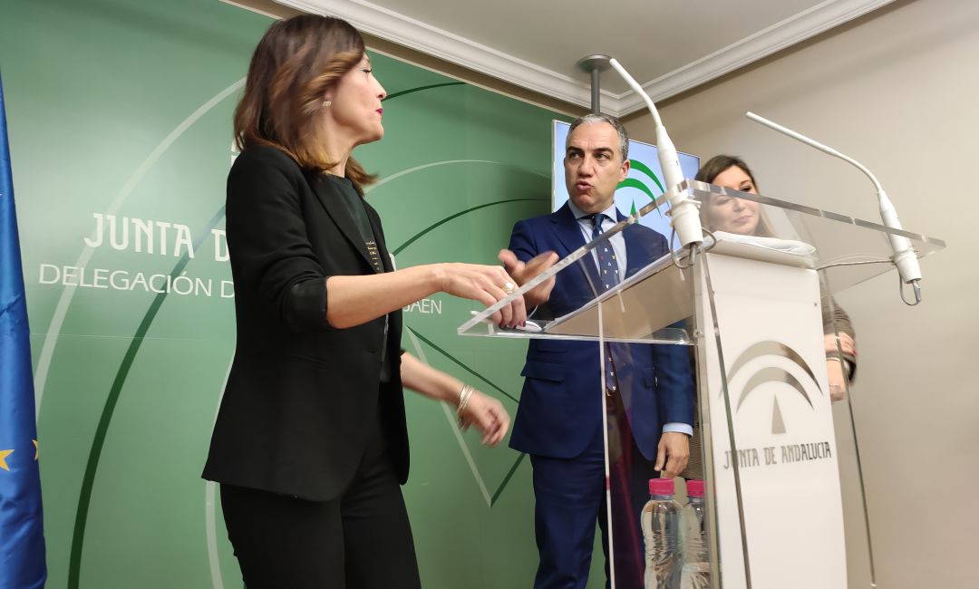 Elías Bendodo, consejero de presidencia, flanqueado por la delegada del gobierno Maribel Lozano y la delegada de Turismo, Regeneración, Justicia y Administración Local Raquel Morales Martínez Elías Bendodo, consejero de presidencia, flanqueado por la delegada del gobierno Maribel Lozano y la delegada de Turismo, Regeneración, Justicia y Administración Local Raquel Morales Martínez