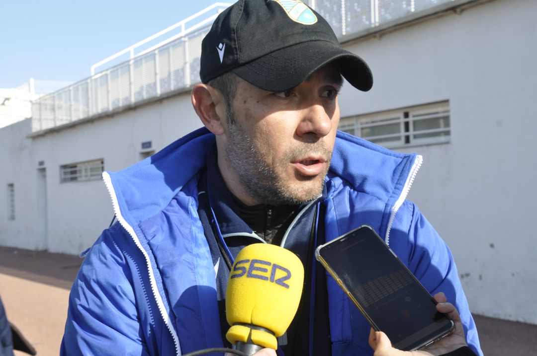 Juan Carlos Gómez aendiendo a los medios tras el entrenamiento en La Granja Juan Carlos Gómez aendiendo a los medios tras el entrenamiento en La Granja