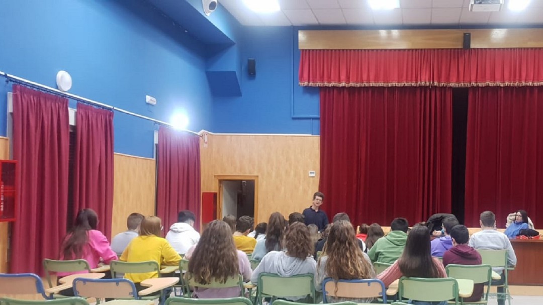 Talleres para prevenir los accidentes de tráfico e informar sobre el daño cerebral a los alumnos de secundaria del instituto