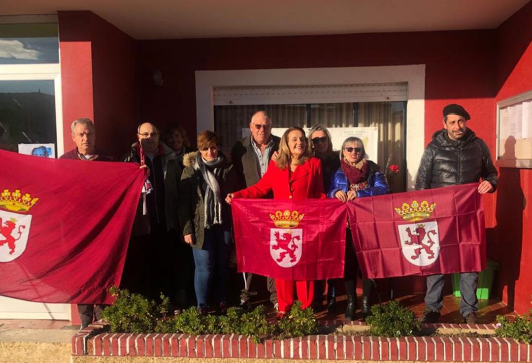 La alcaldesa socialista de Urdiales del Páramo, Goya Manjón, enarbola la bandera leonesa tras aprobar la moción autonomista La alcaldesa socialista de Urdiales del Páramo, Goya Manjón, enarbola la bandera leonesa tras aprobar la moción autonomista