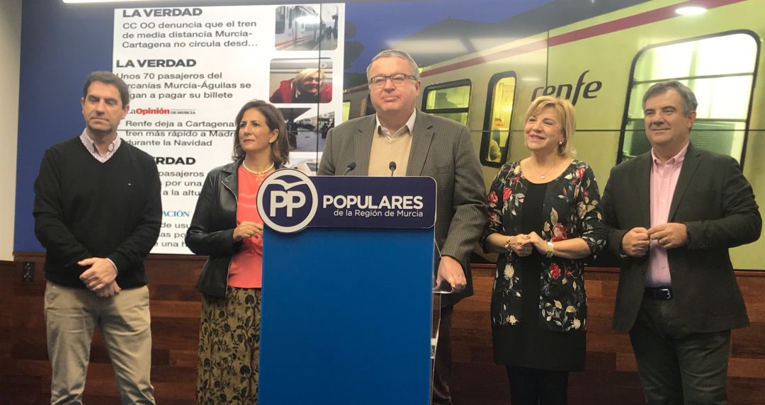 Los diputados y senadores del PP en rueda de prensa Los diputados y senadores del PP en rueda de prensa