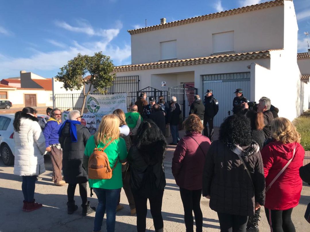 Vivienda en la que reside el matrimonio y sus tres hijos menores Vivienda en la que reside el matrimonio y sus tres hijos menores