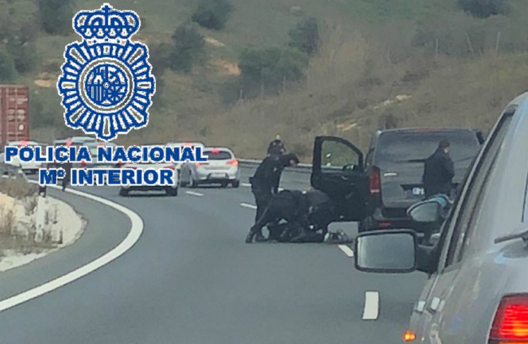 Momento de la detención del invididuo en la A-45 de Málaga Momento de la detención del invididuo en la A-45 de Málaga