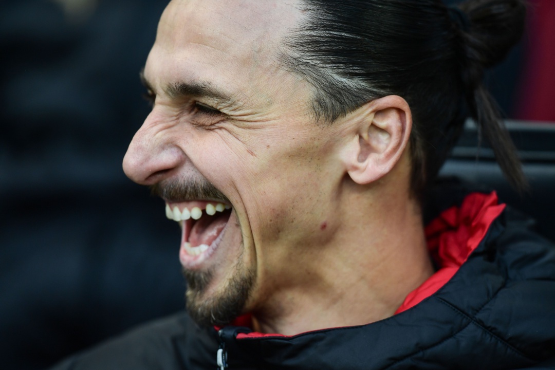 Ibra se ríe en el banquillo del Milan Ibra se ríe en el banquillo del Milan