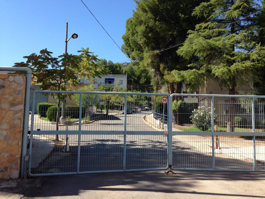 Entrada a la Colonia de Aviación, en el barrio de Santa Rosa en Alcoy. Entrada a la Colonia de Aviación, en el barrio de Santa Rosa en Alcoy.