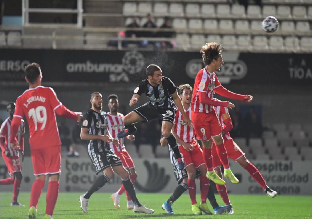 Jovanovic remata de cabeza en un lance de la primera parte Jovanovic remata de cabeza en un lance de la primera parte