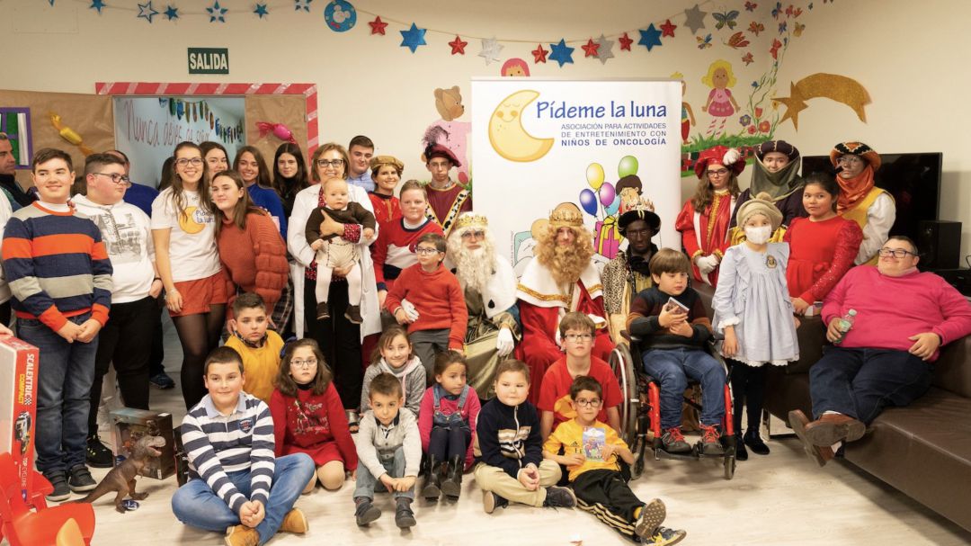 Foto navideña de la Asociación Pídeme La Luna, una de las beneficiadas con esta acción. Foto navideña de la Asociación Pídeme La Luna, una de las beneficiadas con esta acción.