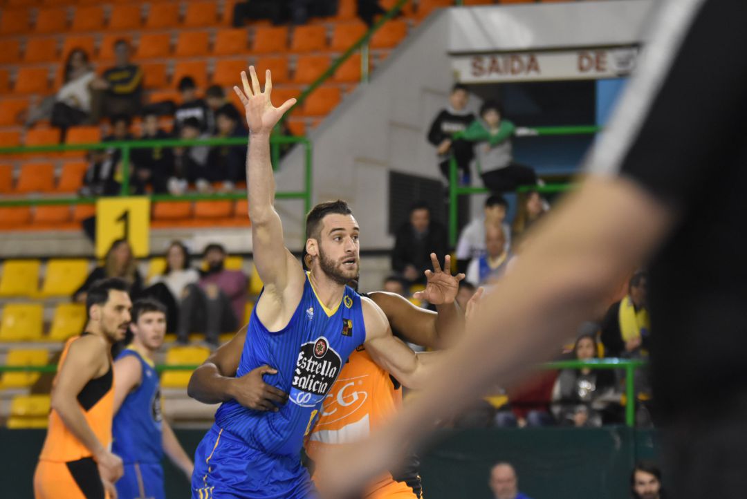 El Club Ourense Baloncesto se reencuentra con la victoria en su regreso al Pazo. 64-49 El Club Ourense Baloncesto se reencuentra con la victoria en su regreso al Pazo. 64-49