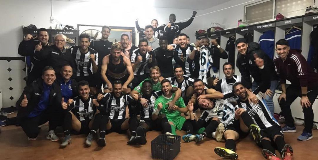 La plantilla celebra el triunfo. La plantilla celebra el triunfo.