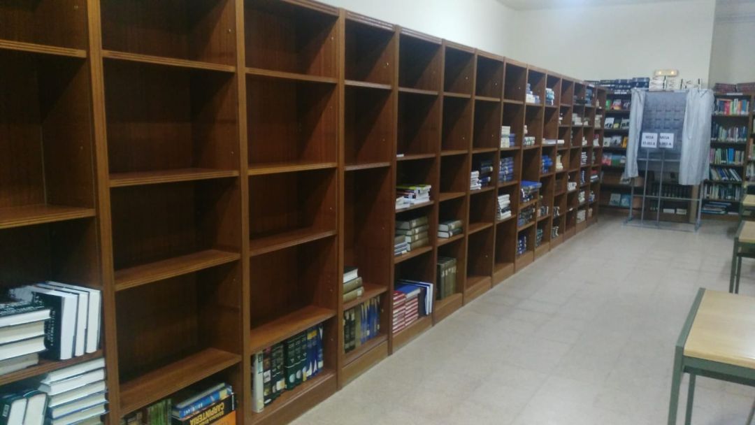 La biblioteca munipical de Villafranca mantiene las cabinas electorales y las estanterías retiradas y vacías desde la última jornada electoral La biblioteca munipical de Villafranca mantiene las cabinas electorales y las estanterías retiradas y vacías desde la última jornada electoral