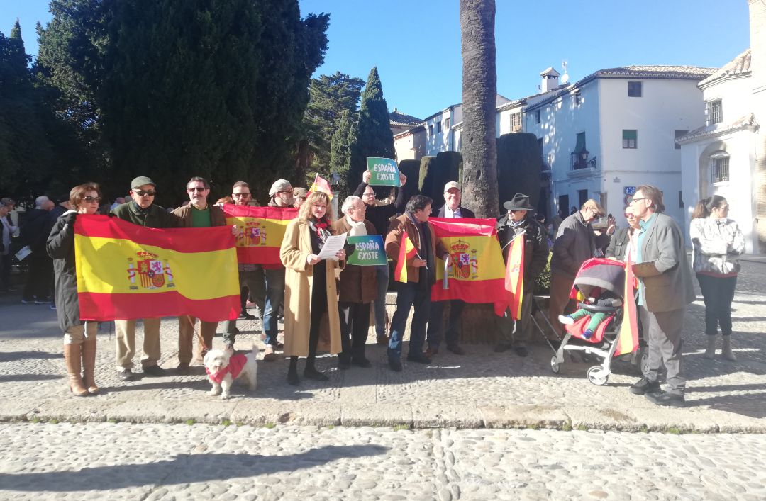 Asistentes a la concentración en la plaza Duquesa de Parcent Asistentes a la concentración en la plaza Duquesa de Parcent
