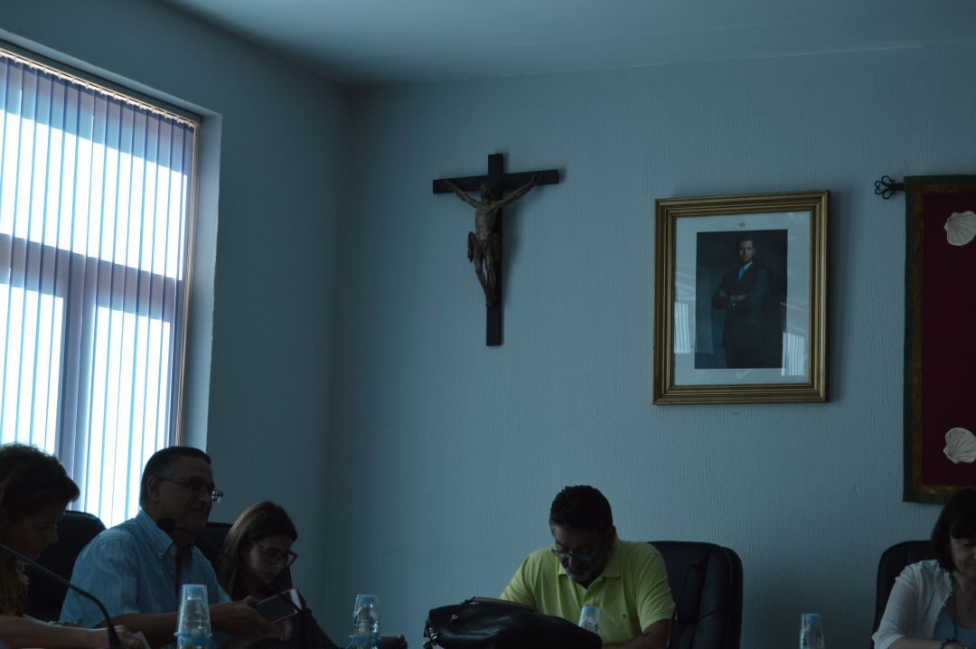 El crucifijo preside de nuevo el salón de plenos de Sahagún El crucifijo preside de nuevo el salón de plenos de Sahagún