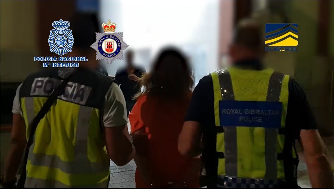 La policía detiene a 47 personas en una macro operación contra una red que traficaba con personas entre Gibraltar y España. La policía detiene a 47 personas en una macro operación contra una red que traficaba con personas entre Gibraltar y España.
