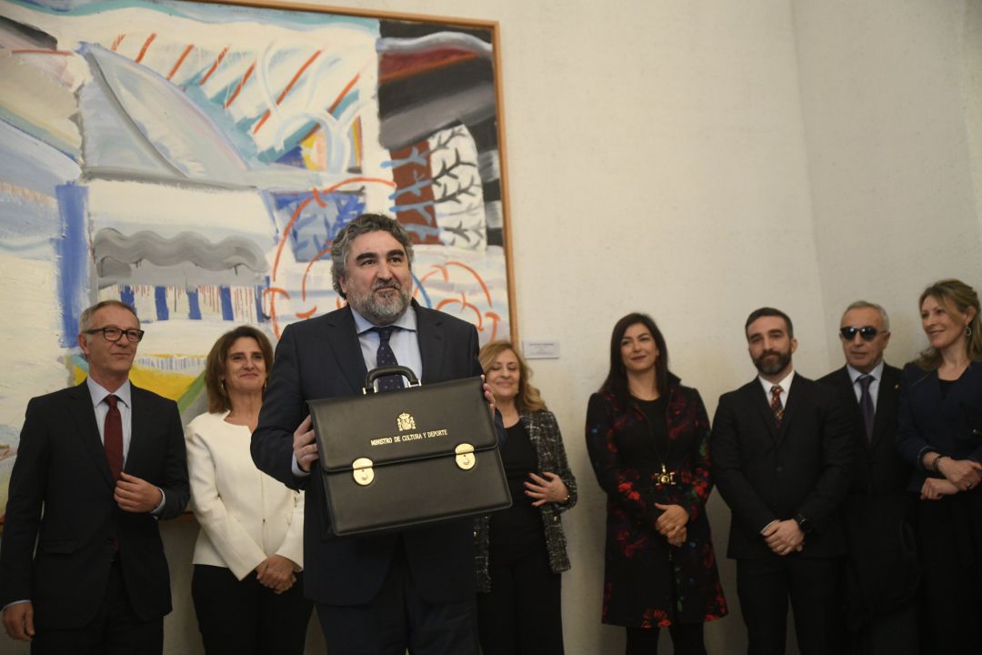 José Manuel Rodríguez Uribes sujeta la cartera de ministro de Cultura y Deporte, tras recibirla de manos de su predecesor en el cargo, José Guirao
José Manuel Rodríguez Uribes sujeta la cartera de ministro de Cultura y Deporte, tras recibirla de manos de su predecesor en el cargo, José Guirao