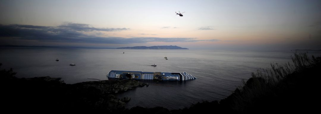 El barco Costa Concordia hundido cerca de la isla de Giglio El barco Costa Concordia hundido cerca de la isla de Giglio