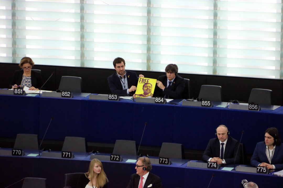Carles Puigdemont y Toni Comín sacan una imagen de Oriol Junqueras en el Parlamento Europeo Carles Puigdemont y Toni Comín sacan una imagen de Oriol Junqueras en el Parlamento Europeo