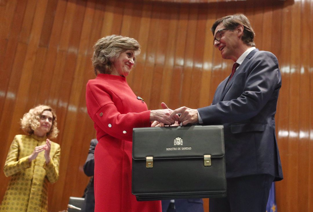 El catalán Salador Illa recoge la cartera de Sanidad de manos de Carcedo. Derechos Sociales y Consumo se desgajan para acomodar a los nuevos ministros de Unidas Podemos. El catalán Salador Illa recoge la cartera de Sanidad de manos de Carcedo. Derechos Sociales y Consumo se desgajan para acomodar a los nuevos ministros de Unidas Podemos.