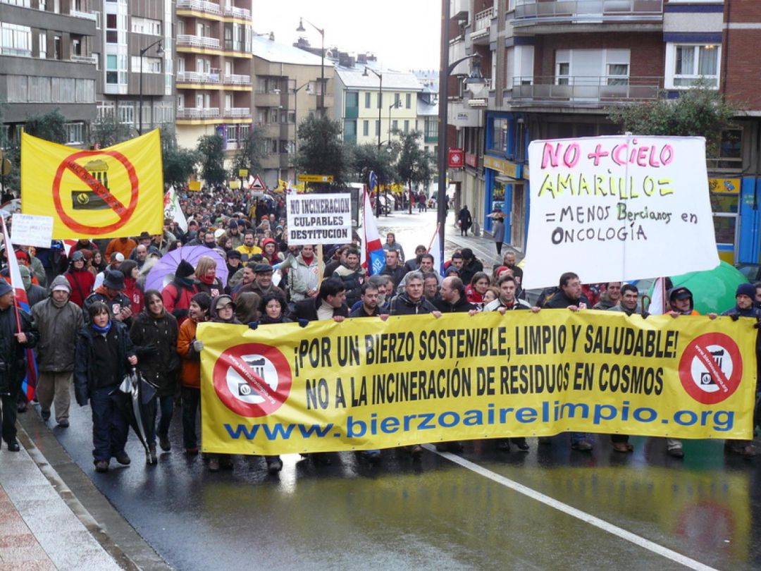 Imagen de archivo de la última manifestación de Bierzo Aire Limpio contra Cosmos Imagen de archivo de la última manifestación de Bierzo Aire Limpio contra Cosmos