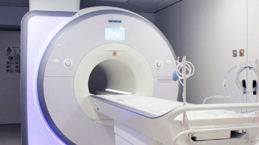 Más amplio, cómodo y silencioso, así será el nuevo equipo de resonancia del Hospital Reina Sofía
