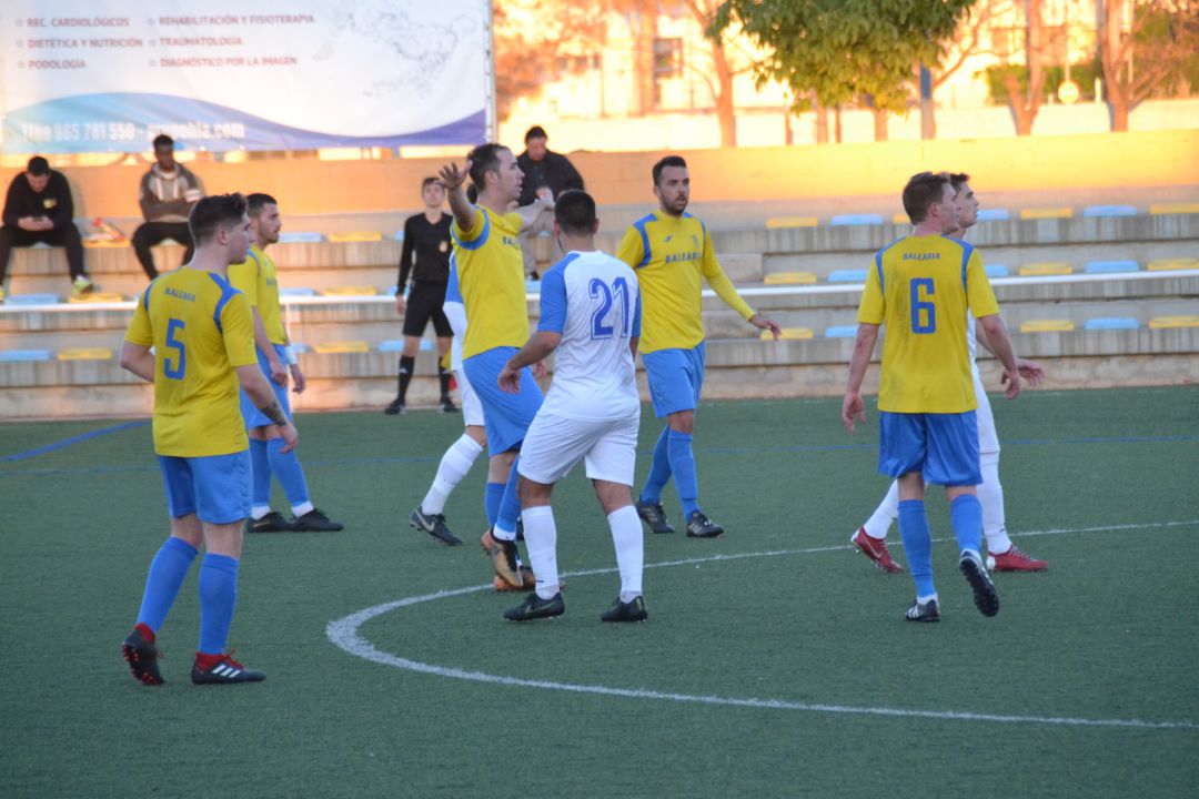 Ferrán colocando a su defensa. Ferrán colocando a su defensa.