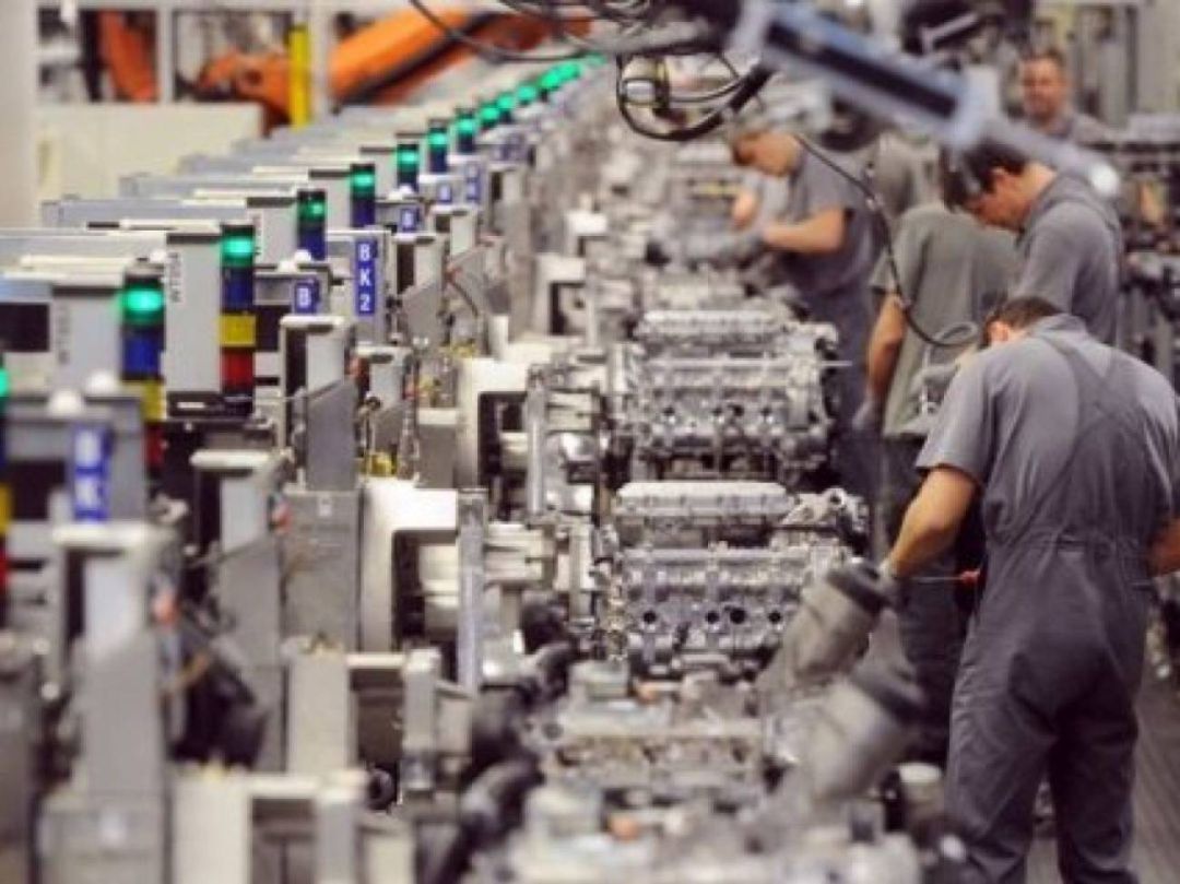 Operarios trabajan en una empresa industrial Operarios trabajan en una empresa industrial