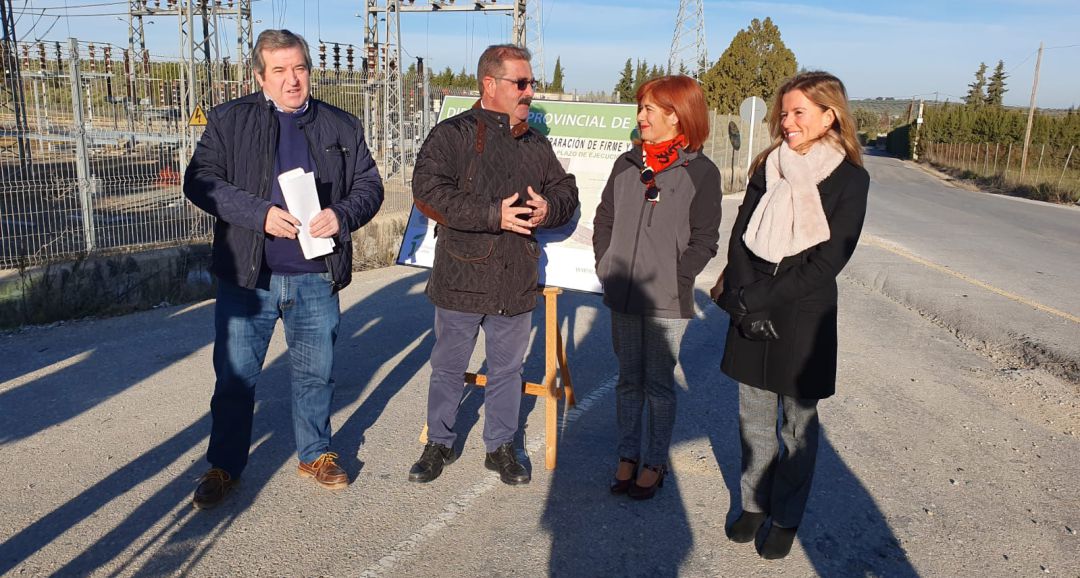 El diputado de Infraestructuras Municipales, José Castro (segundo por la izqda) junto a la alcaldesa de Úbeda, Toni Olivares (a su izqda) junto a varios responsables municipales. El diputado de Infraestructuras Municipales, José Castro (segundo por la izqda) junto a la alcaldesa de Úbeda, Toni Olivares (a su izqda) junto a varios responsables municipales.