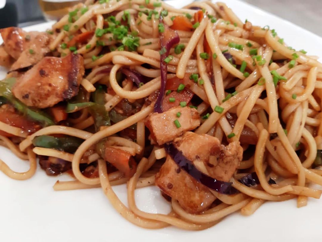 Wok de noodles con pollo y verduras Wok de noodles con pollo y verduras